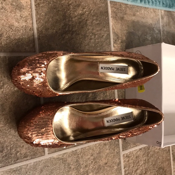 New in box Steve Madden Bevv Gold sequin heels. - Picture 2 of 8